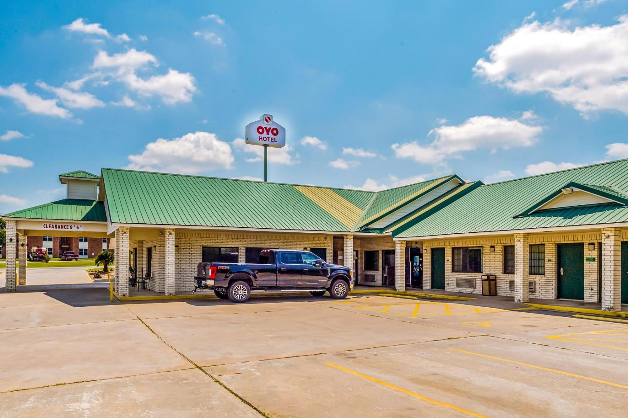 Oyo Hotel Yoakum West Екстериор снимка